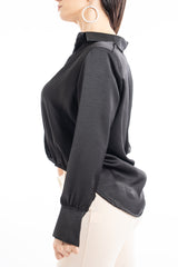 modella indossando Blusa in raso collo camicia con fondo elasticizzato colore