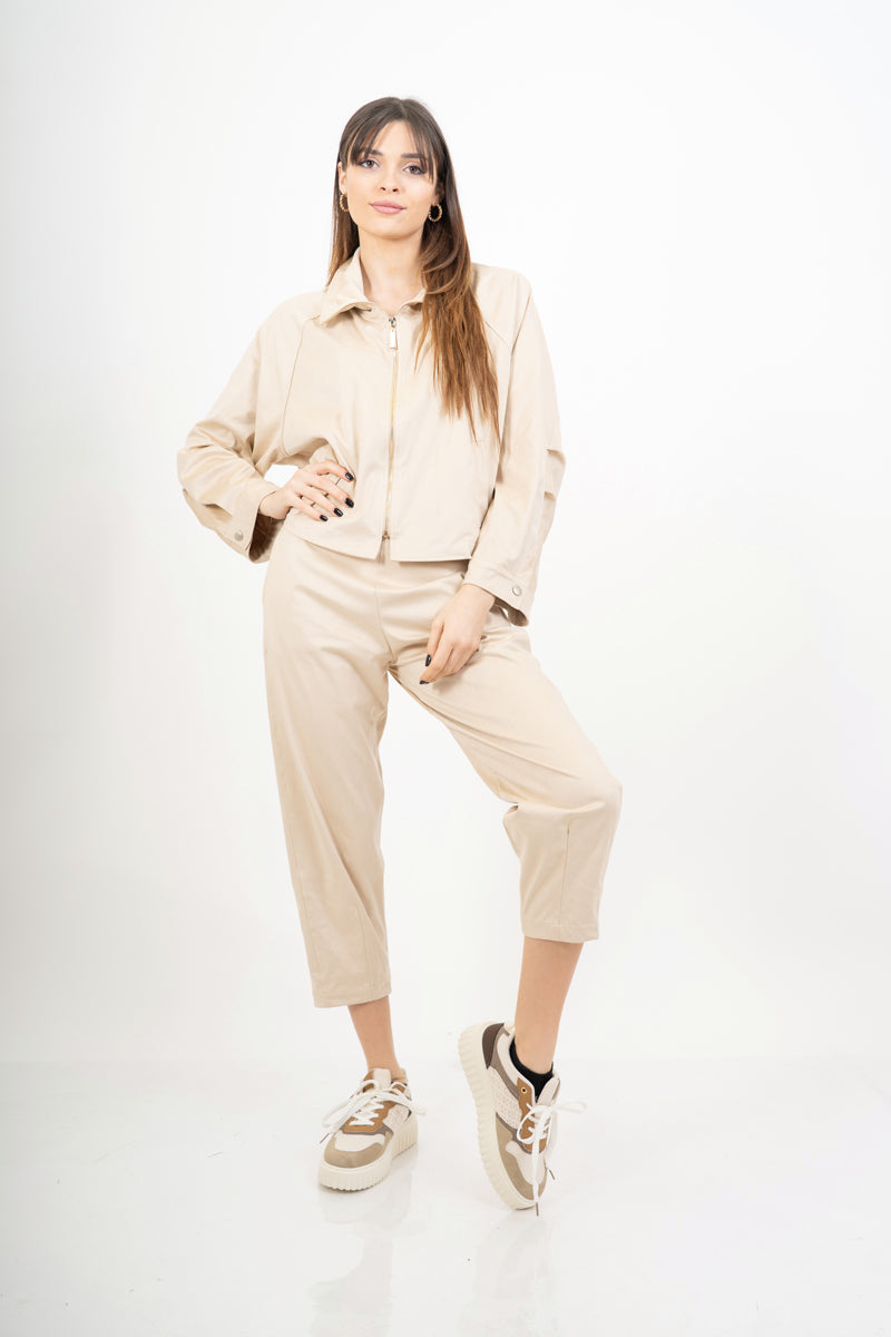 modella indossando Pantalone cropped in tessuto effetto dainetto elasticizzato colore