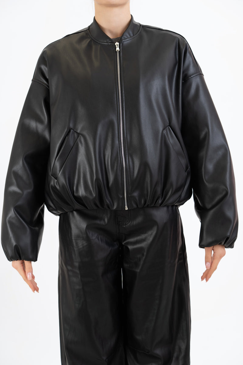 modella indossando Bomber SoftLeather in ecopelle imbottito colore