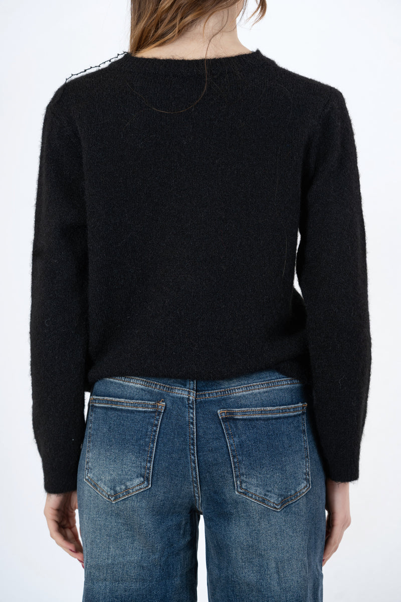 modella indossando Maglia morbida con cuori jacquard in filato mohair colore