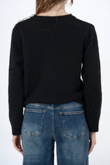 modella indossando Maglia morbida con cuori jacquard in filato mohair colore