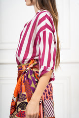 modella indossando Camicia in Cotone Leggero a Righe Bicolore Made in Italy colore