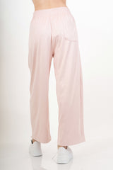 modella indossando Pantalone wide leg in tessuto effetto dainetto elasticizzato colore