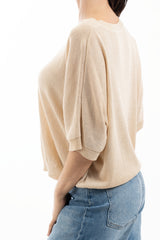 modella indossando Maglia ampia in viscosa con lurex e manica corta a spalla scesa colore