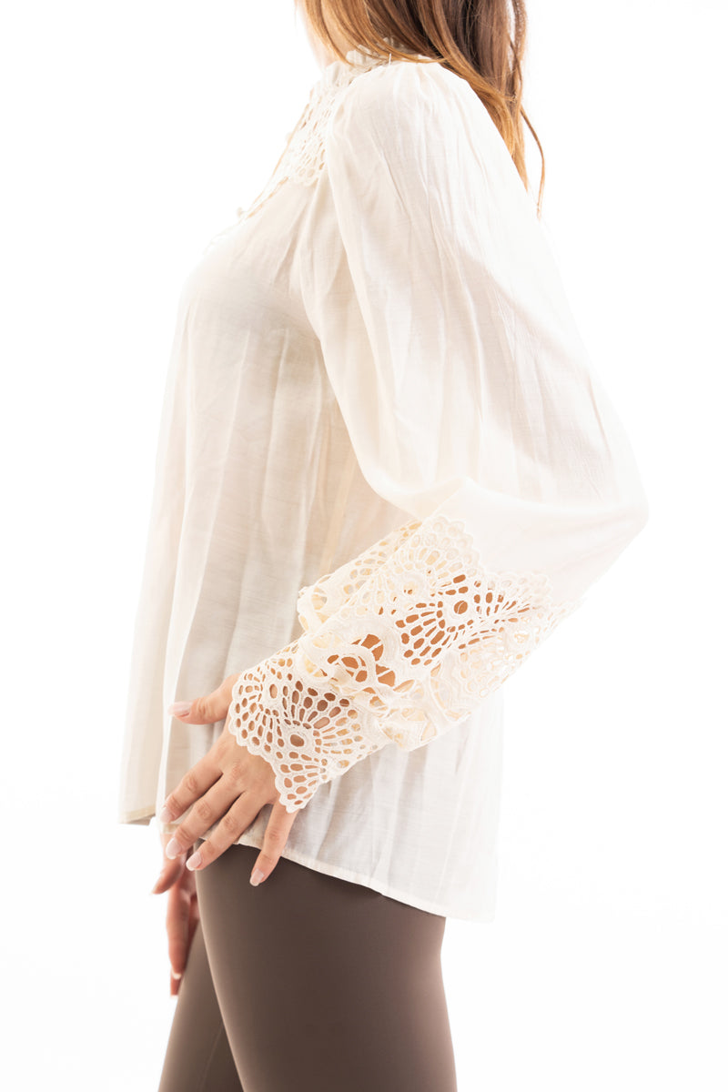 modella indossando Camicia ampia in viscosa con rouche al collo e macramé traforato colore