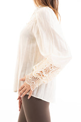 modella indossando Camicia ampia in viscosa con rouche al collo e macramé traforato colore