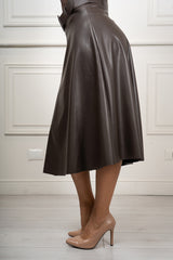 modella indossando Gonna midi Aveline in ecopelle colore
