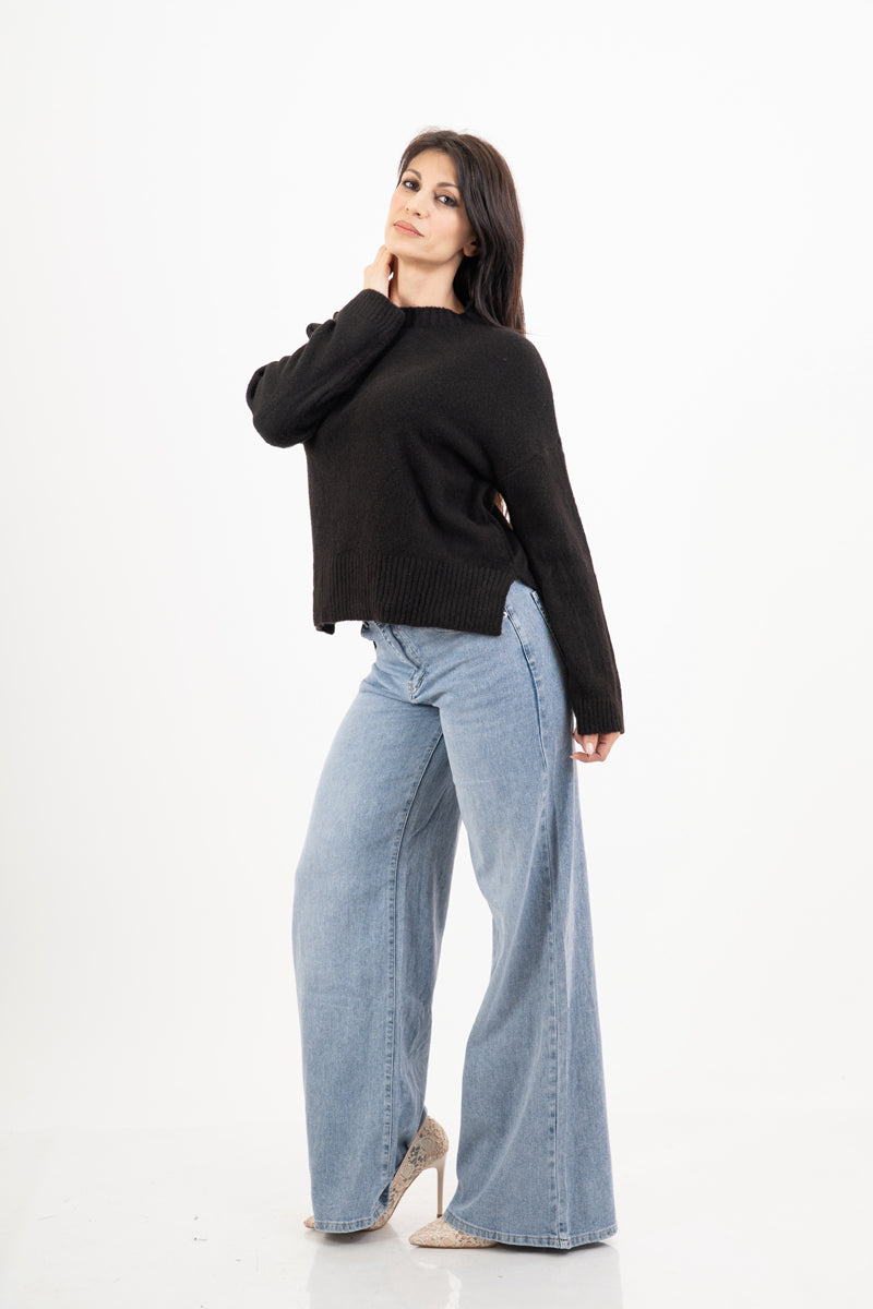 modella indossando Maglione over girocollo con fondo asimmetrico e spacchi laterali colore