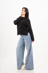 modella indossando Maglione over girocollo con fondo asimmetrico e spacchi laterali colore