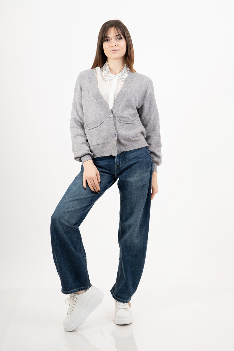 modella indossando Cardigan ampio con scollo a V e maniche a palloncino colore