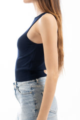 modella indossando Top smanicato in maglia di viscosa con fondo a costina colore
