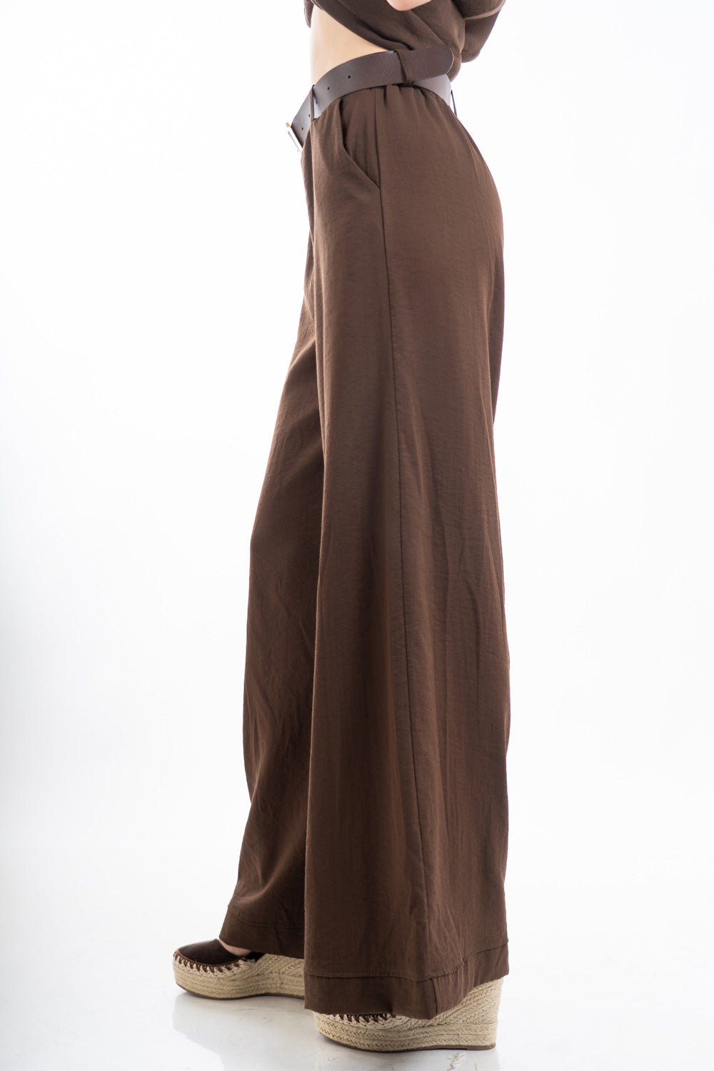 modella indossando Pantalone palazzo con elastico in vita, tasche e cintura inclusa effetto naturale colore