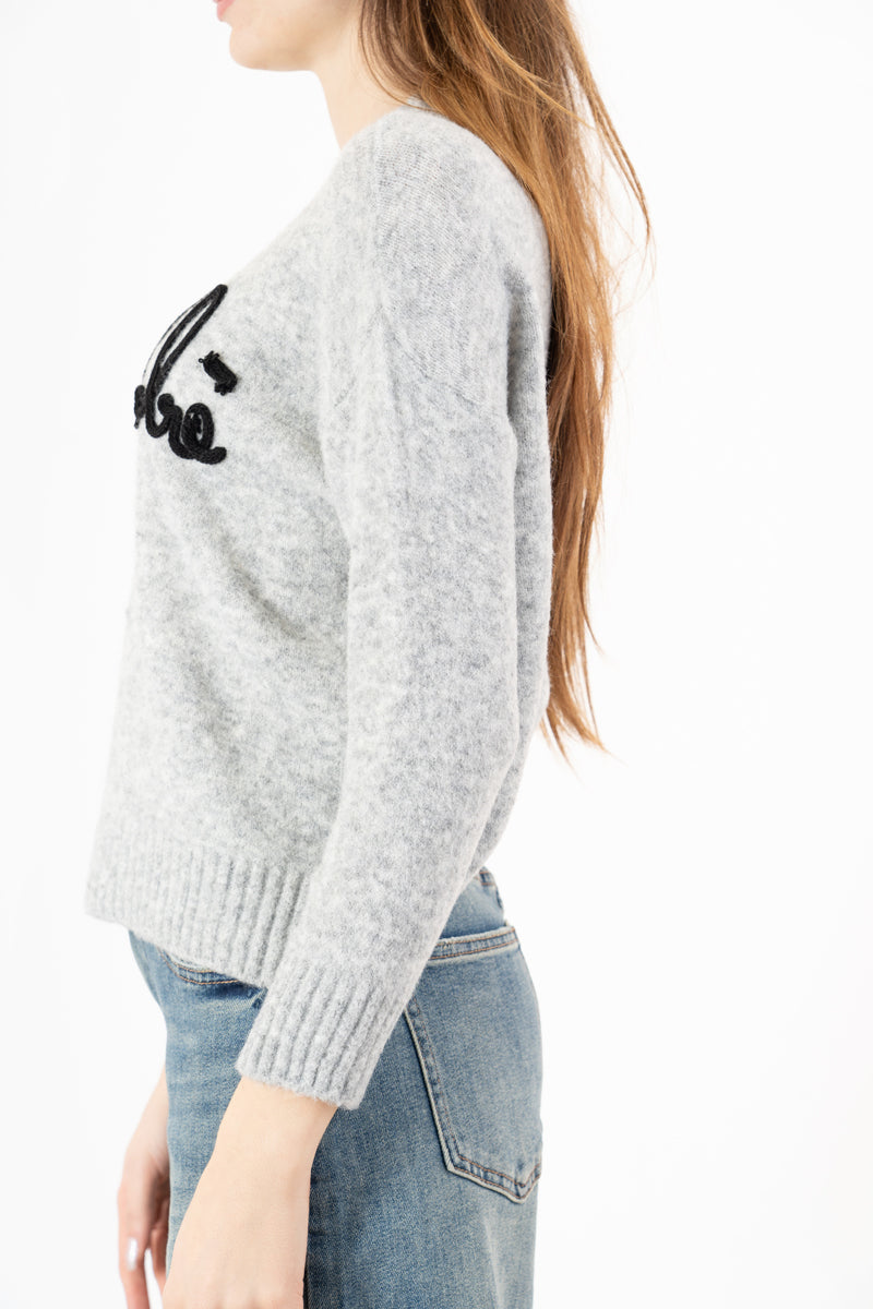 modella indossando Maglione girocollo “No vabbè” in misto lana ricamato colore