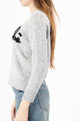 modella indossando Maglione girocollo “No vabbè” in misto lana ricamato colore