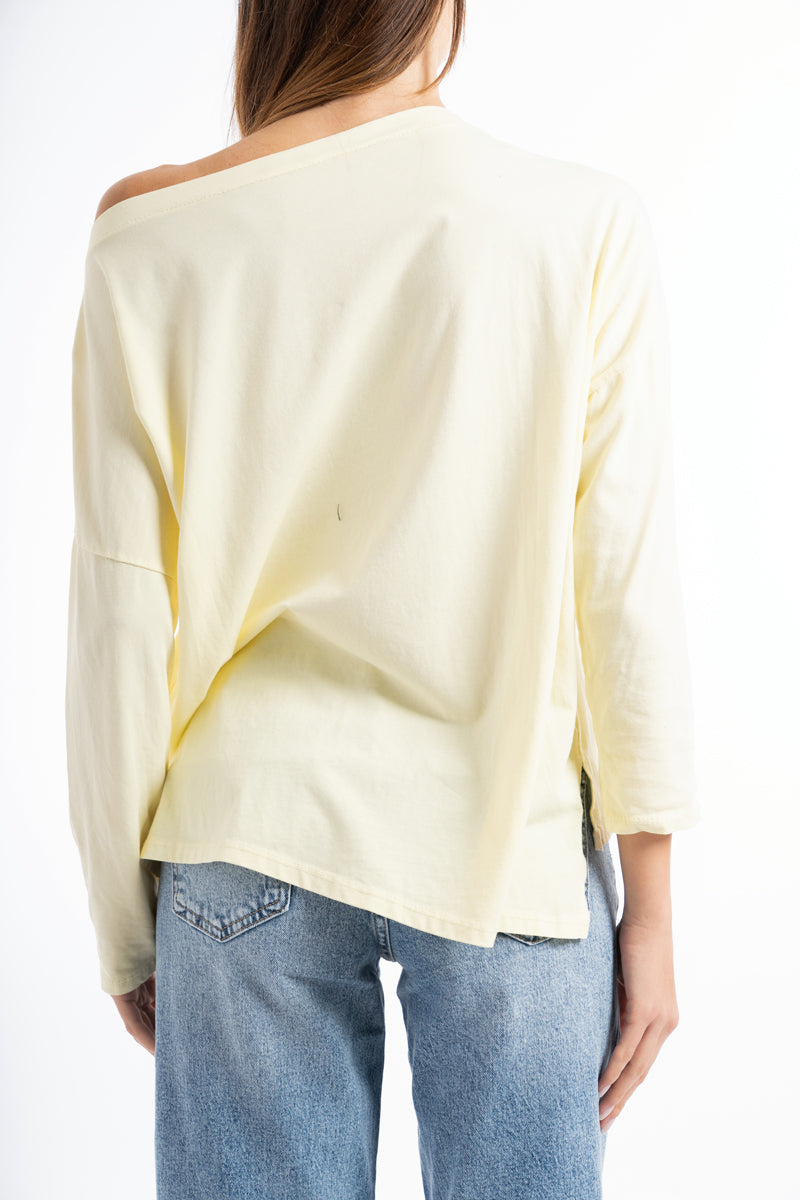 modella indossando Maglia over in cotone elasticizzato con scollo ampio e spacchi laterali colore