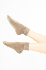 modella indossando Calze corte “Carezza” in filato morbido con bordo risvoltato colore Fango Unica