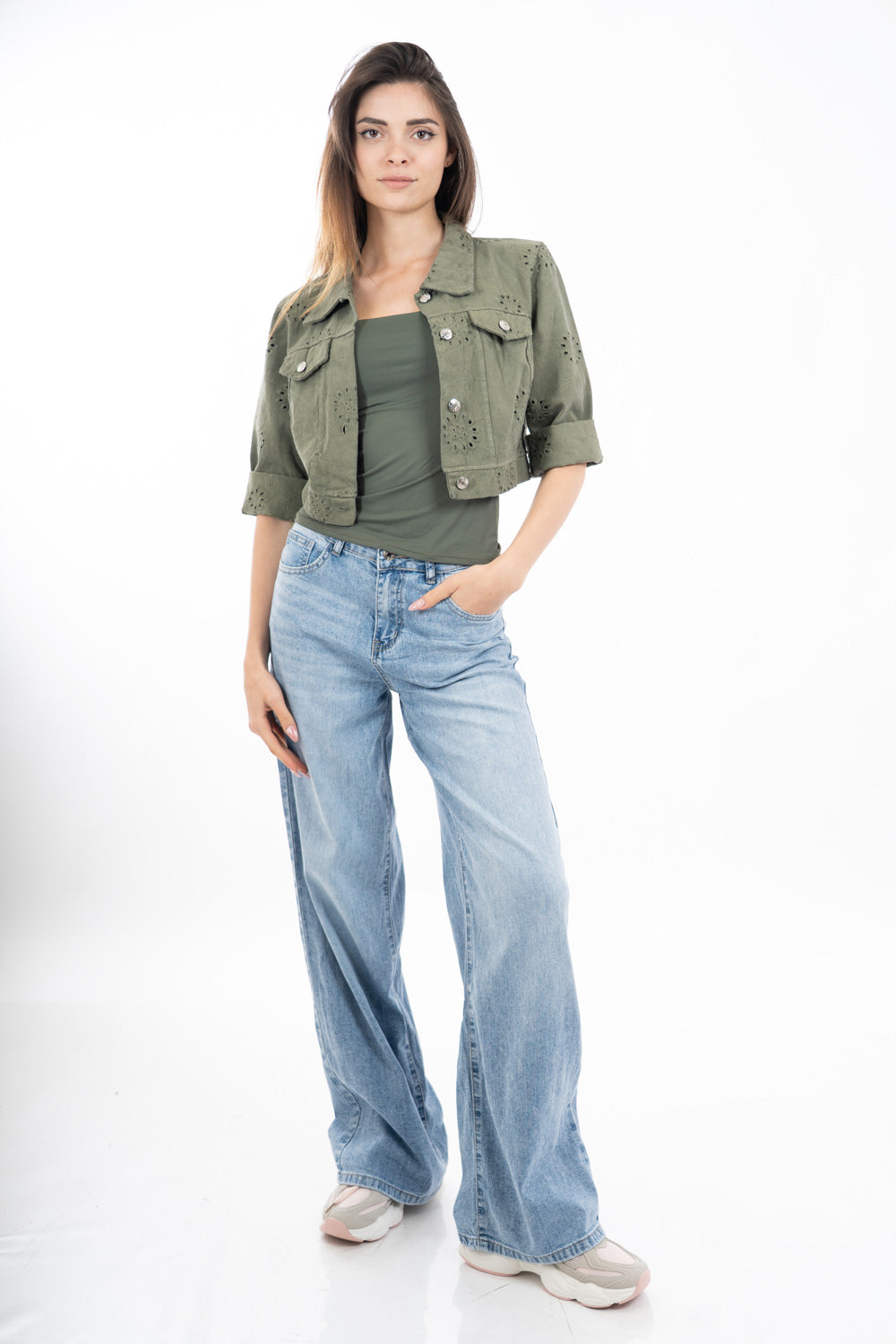 modella indossando Giacca crop in cotone stile denim con ricamo traforato e bottoni metallici colore