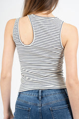 Top donna a costine elastiche con apertura asimmetrica sulla spalla.