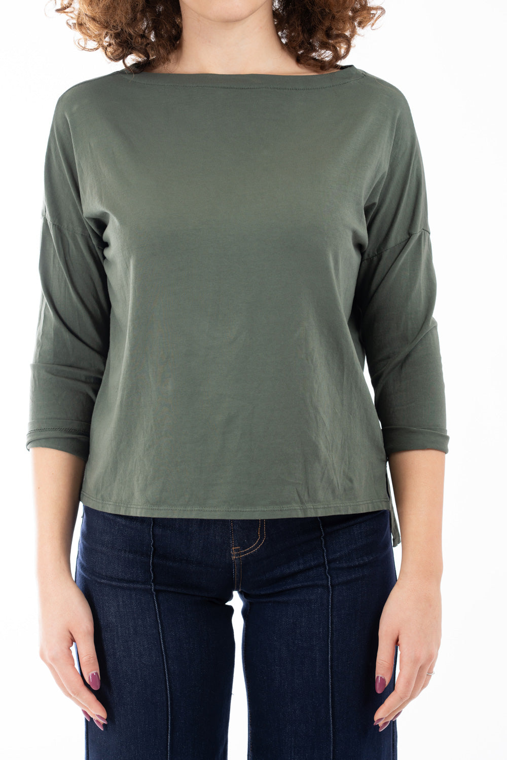 modella indossando Maglia over in cotone elasticizzato con scollo ampio e spacchi laterali colore Militare Unica
