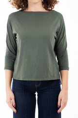 modella indossando Maglia over in cotone elasticizzato con scollo ampio e spacchi laterali colore Militare Unica