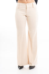 modella indossando Pantalone beige a zampa in crep elasticizzato con baschina e passanti colore