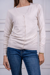 modella indossando Cardigan Elowen scollo V colore