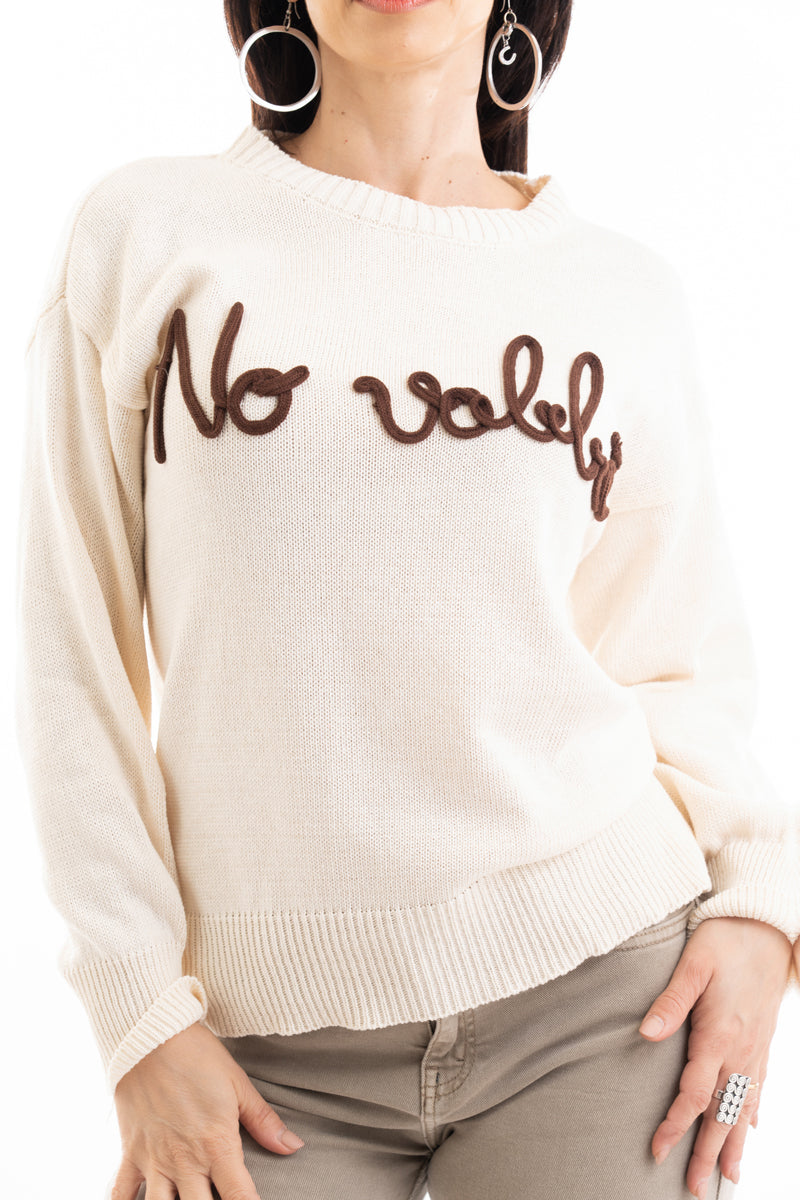 modella indossando Maglia over misto cotone con scritta ricamata “No Vabbé” colore Beige-Marrone Unica