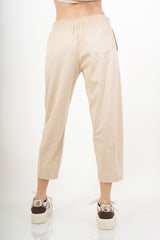 modella indossando Pantalone cropped in tessuto effetto dainetto elasticizzato colore