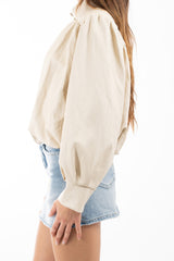 modella indossando Giacca corta effetto nappa con maniche ampie e fondo a palloncino colore