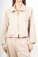 modella indossando Giacca in dainetto con zip e polsini regolabili colore Beige Unica