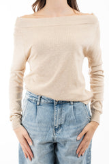 modella indossando Maglia in filato leggero con scollo morbido e collo a costina colore Camel Unica