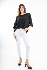 modella indossando Jeans dritto in cotone bianco elasticizzato con taglio pulito colore
