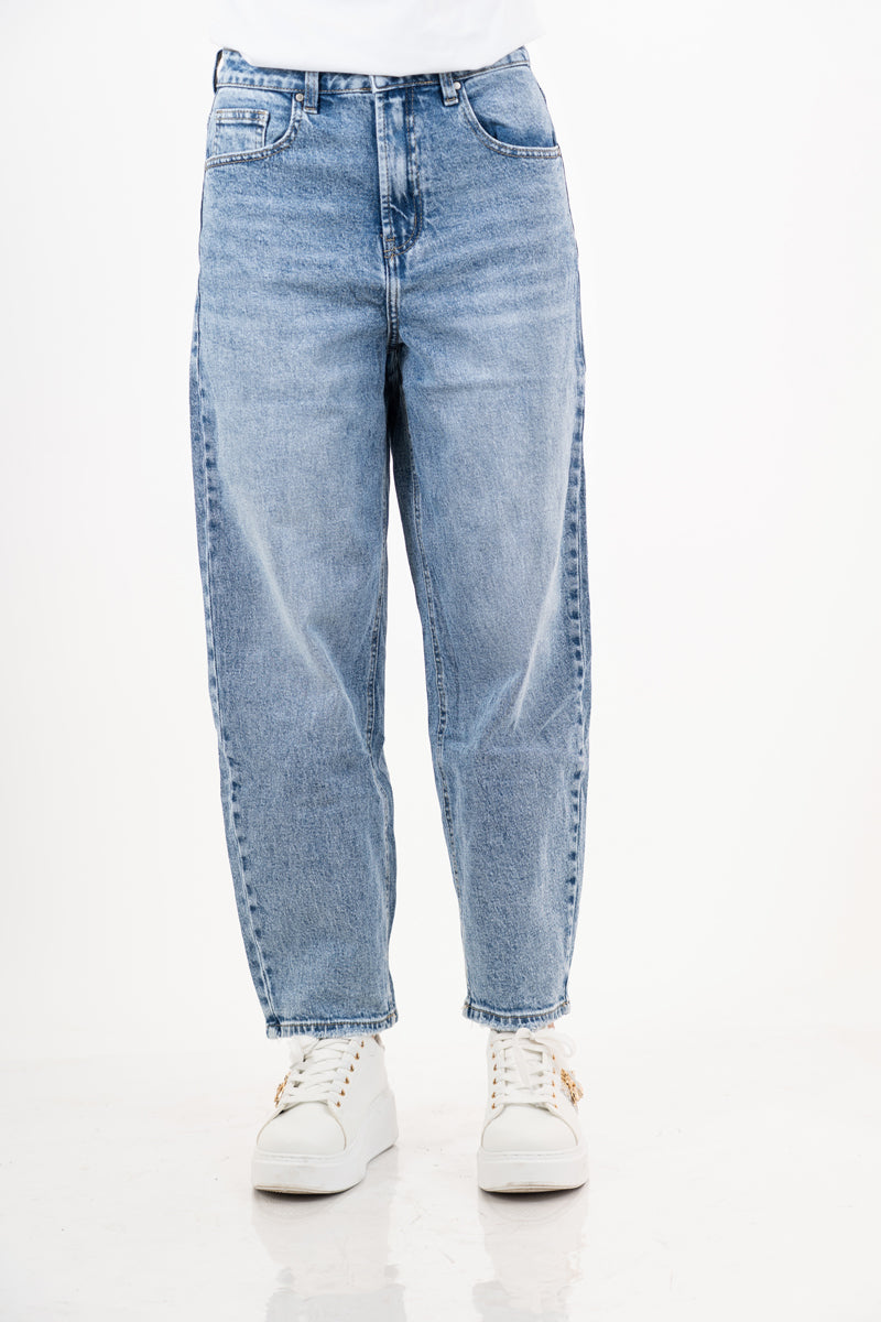 modella indossando Jeans cropped a gamba dritta con spacchetto – denim medio colore