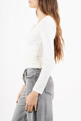 modella indossando Maglia incrociata in maglina con pizzo colore