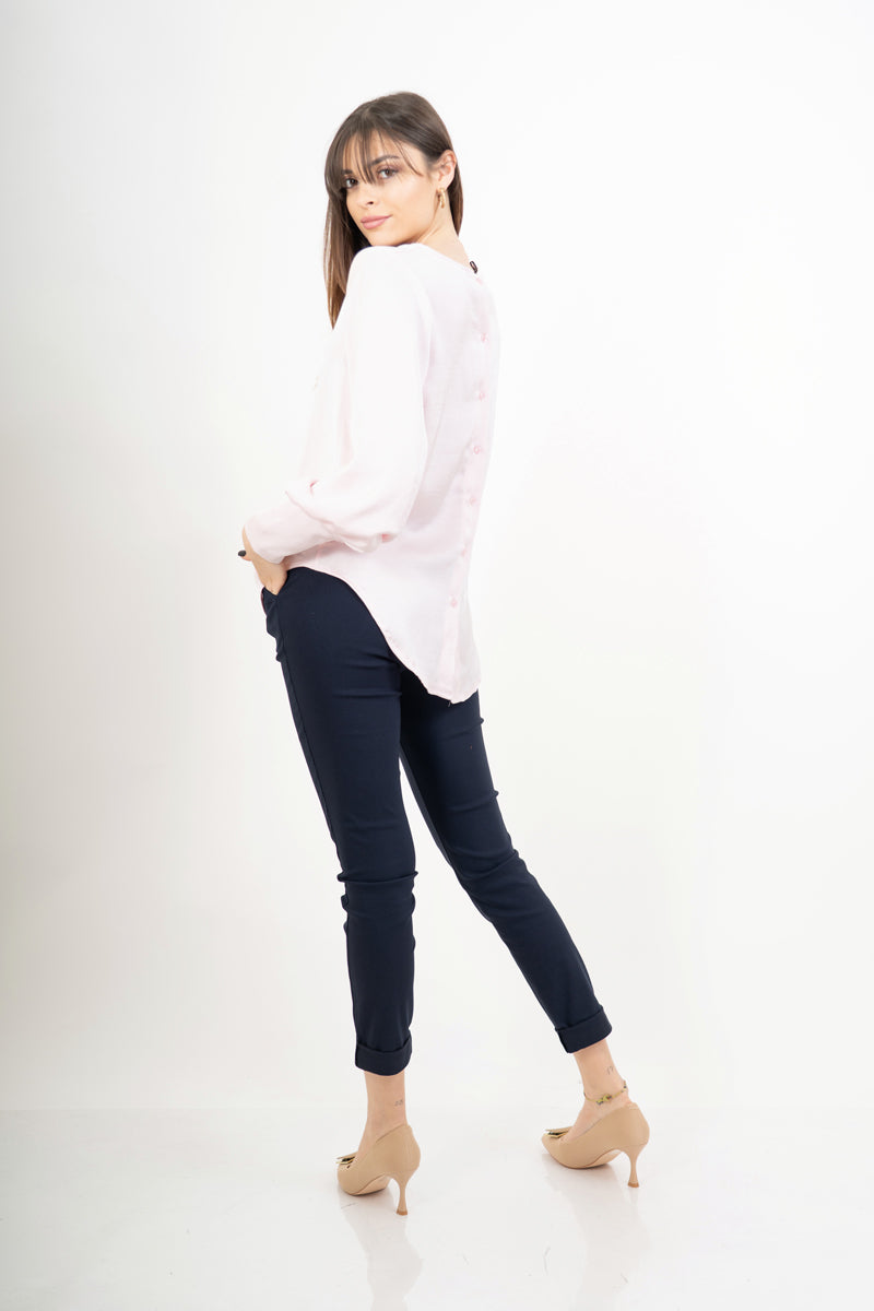 modella indossando Blusa over in raso cangiante con maniche palloncino colore