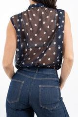 modella indossando Blusa in georgette a pois con scollo incrociato e pizzo interno colore