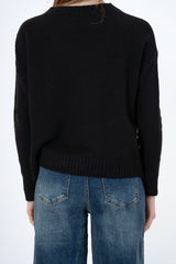 modella indossando Maglione girocollo con scritta “Bella e impossibile” in misto lana Made in Italy colore