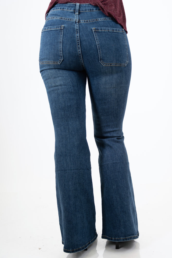 modella indossando Jeans svasato con tasche a toppa frontali in denim elasticizzato colore