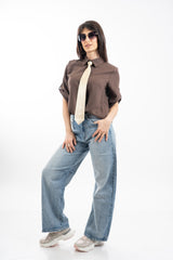 modella indossando Jeans balloon a vita alta in denim con gamba arrotondata colore