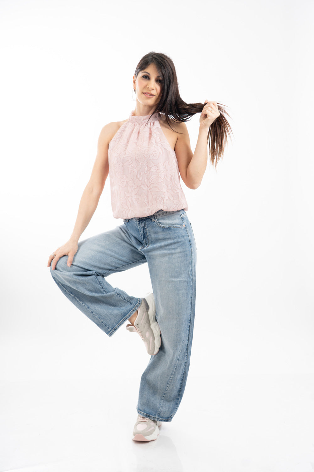 modella indossando Top in georgette jacquard con scollo all’americana e fiocco colore