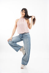 modella indossando Top in georgette jacquard con scollo all’americana e fiocco colore