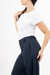 modella indossando T-shirt in cotone elasticizzato con applicazioni gioiello fiocco colore