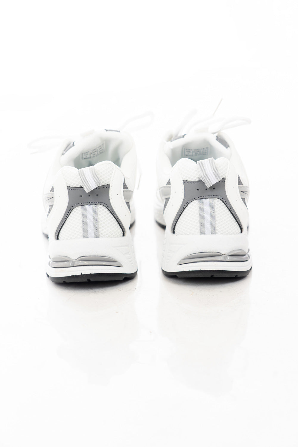 modella indossando Sneakers sportive in mesh traspirante con inserti tecnici e suola ammortizzata colore
