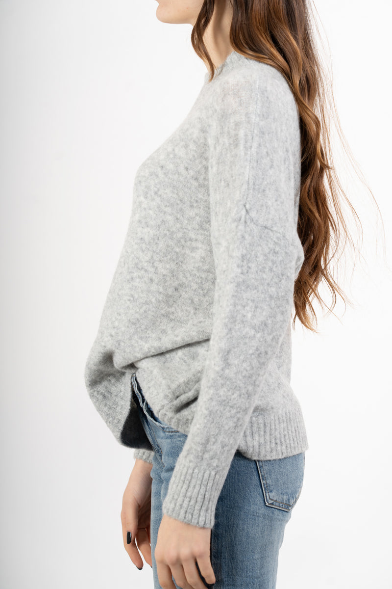 modella indossando Maglia girocollo morbida a spalla scesa in filato caldo colore