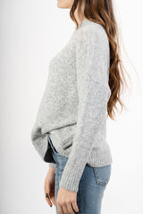 modella indossando Maglia girocollo morbida a spalla scesa in filato caldo colore