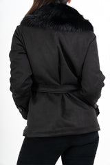 modella indossando Giacca ecocamoscio corta con collo in eco-pelliccia - Nera colore