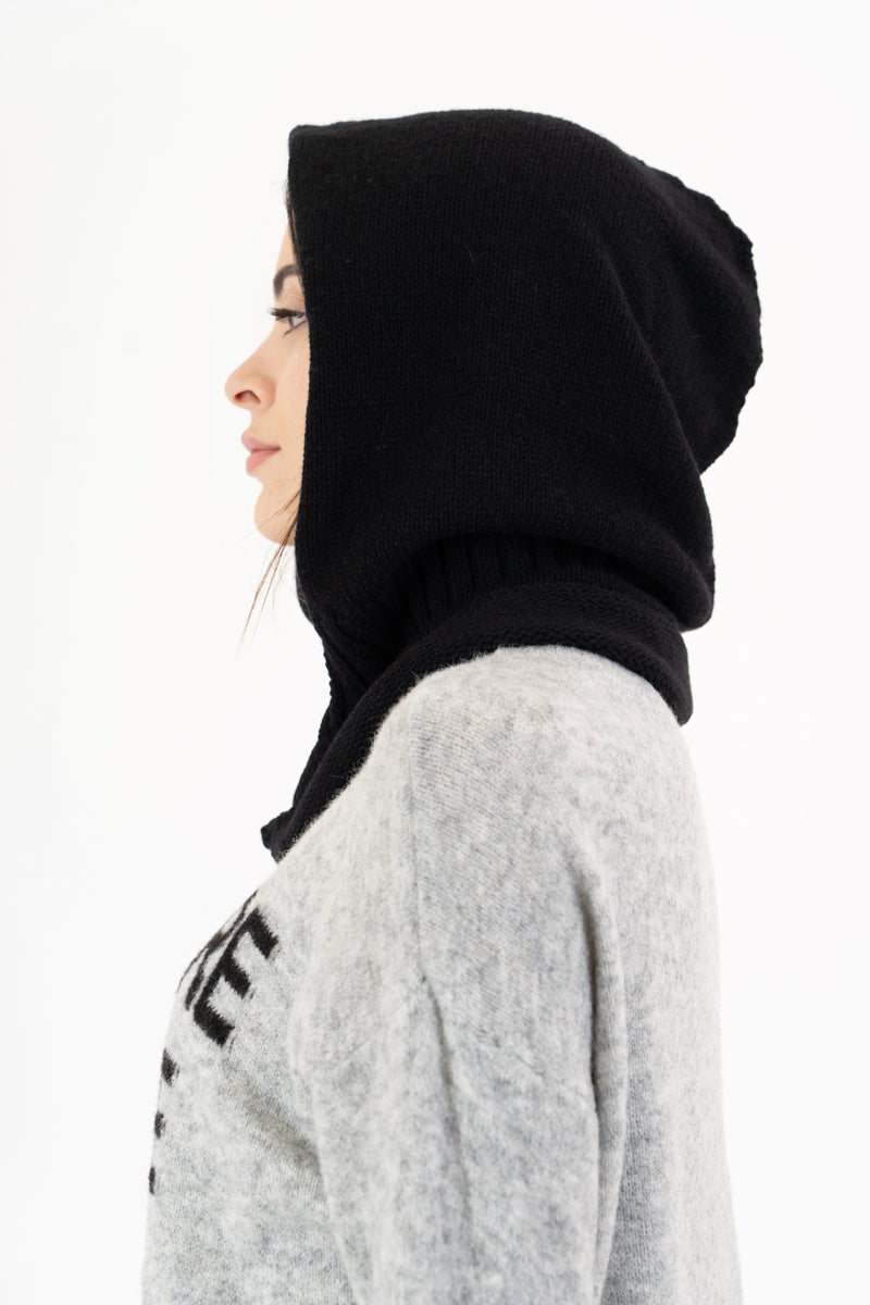 modella indossando Balaclava in maglia morbida Made in Italy colore