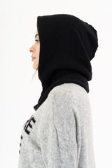 modella indossando Balaclava in maglia morbida Made in Italy colore