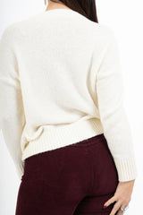 modella indossando Maglione girocollo “No vabbè” in misto lana ricamato colore