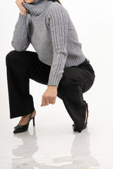 modella indossando Dolcevita CozyCable spalle treccia colore